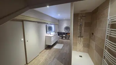 Salle de bains dans l'établissement Villa pour 24h auto le mans