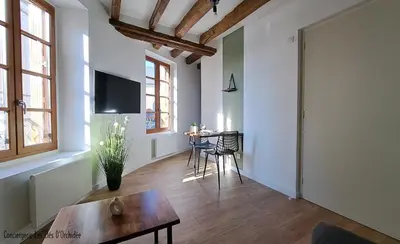 Télévision ou salle de divertissement dans l'établissement Les Clés Du Clocher