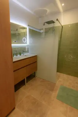 Salle de bains dans l'établissement La Bûcherie - Appartement classé 3 étoiles entre le Zoopark de Beauval et Chenonceau