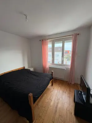 Un ou plusieurs lits dans un hébergement de l'établissement Maison 2 chambres proche circuit 24h et toutes commodités