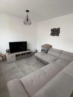 Télévision ou salle de divertissement dans l'établissement Maison 2 chambres proche circuit 24h et toutes commodités