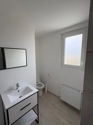 Salle de bains dans l'établissement Maison 2 chambres proche circuit 24h et toutes commodités