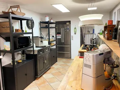 Cuisine ou kitchenette dans l'établissement Gîte de charme avec jardin clos et animaux acceptés - FR-1-381-640
