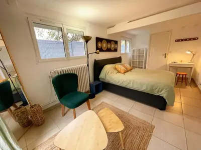 Un ou plusieurs lits dans un hébergement de l'établissement Gîte de charme avec jardin clos et animaux acceptés - FR-1-381-640