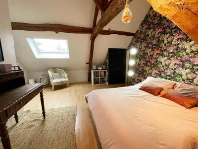Un ou plusieurs lits dans un hébergement de l'établissement Gîte de charme avec jardin clos et animaux acceptés - FR-1-381-640
