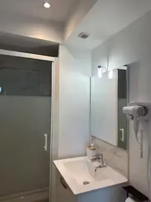 Salle de bains dans l'établissement Gîte de 7 chambres à 10 min des 24H du Mans