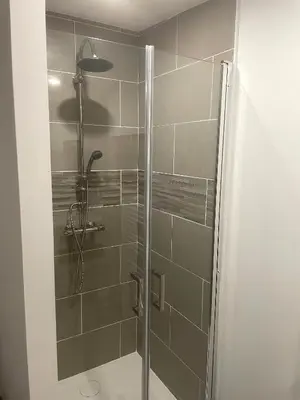 Salle de bains dans l'établissement Le chalet de Jade en Sologne - Châteaux et Zoo de Beauval