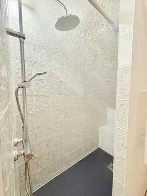 Salle de bains dans l'établissement L'Ecrin Saint Denis, petite au centre d'Amboise!