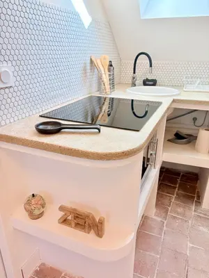 Cuisine ou kitchenette dans l'établissement L'Ecrin Saint Denis, petite au centre d'Amboise!