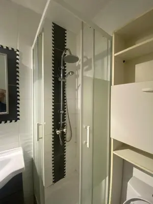 Salle de bains dans l'établissement Joli F2