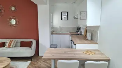 Cuisine ou kitchenette dans l'établissement La Maison Des Pins