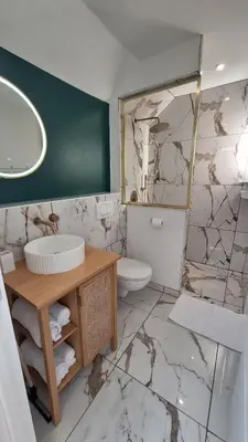 Salle de bains dans l'établissement La Maison Des Pins