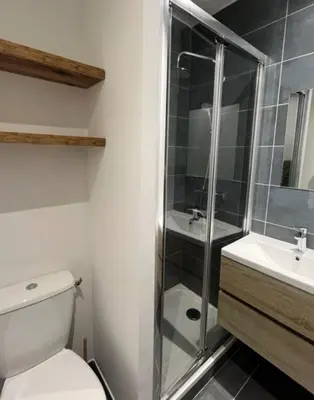 Salle de bains dans l'établissement Le Gastelier
