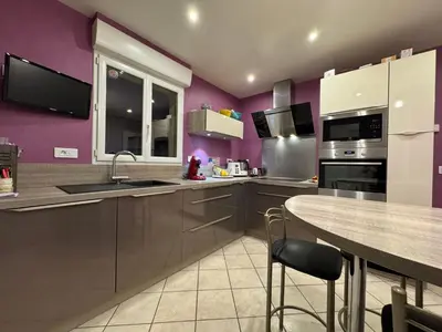 Cuisine ou kitchenette dans l'établissement Les Lilas - 4pers - Circuit Bugatti