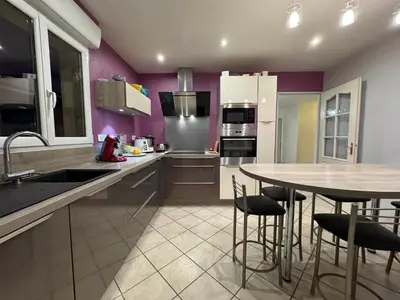 Cuisine ou kitchenette dans l'établissement Les Lilas - 4pers - Circuit Bugatti
