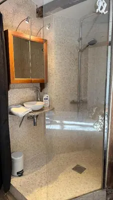 Salle de bains dans l'établissement L'Atelier Paget 2 pers Face Château place de Parking