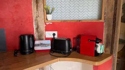 Plateau bouilloire dans l'établissement L'Atelier Paget 2 pers Face Château place de Parking