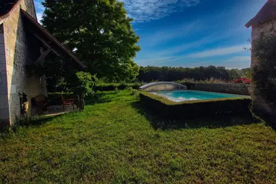 Piscine de l'établissement Gîte - Gué Léger - Nature & Spa - Jacuzzi, Sauna et Piscine chauffée - 15 pers ou située à proximité