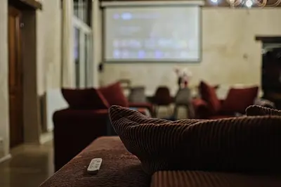 Coin salon dans l'établissement Gîte - Gué Léger - Nature & Spa - Jacuzzi, Sauna et Piscine chauffée - 15 pers