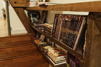 Bibliothèque dans la maison de vacances