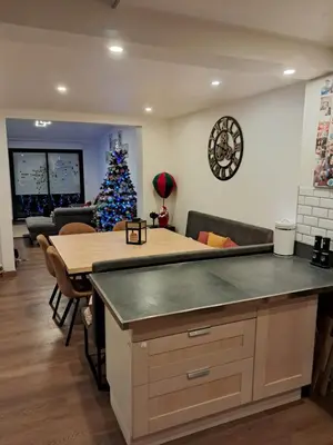 Coin salon dans l'établissement Maison neuve proche centre ville, 24h moto, GP, 24h voiture, Le Mans Classic, 24h camion