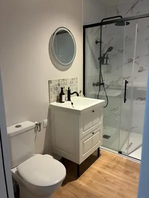 Salle de bains dans l'établissement Cozy one bedroom Apartment, Le Nest