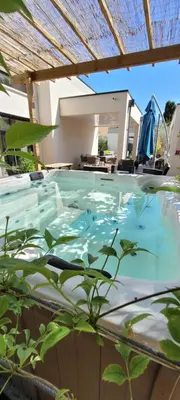 Piscine de l'établissement Maison 10 personnes 24h du Mans ou située à proximité