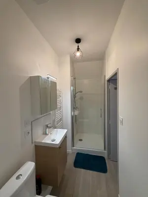 Salle de bains dans l'établissement Petit studio tout confort - proche Angers