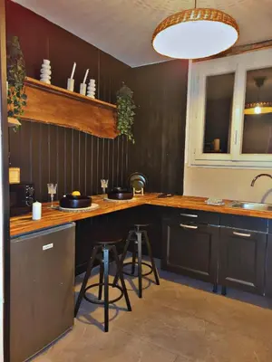 Cuisine ou kitchenette dans l'établissement Esprit Chalet en centre ville Confort et charme
