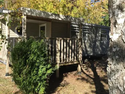 Jardin de l'établissement Mobil-home 38m² avec terrasse pour 6 personnes - API-1-52-1008