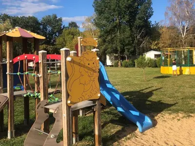 Aire de jeux pour enfants de l'établissement Mobil-home avec terrasse à Luynes - API-1-52-1072