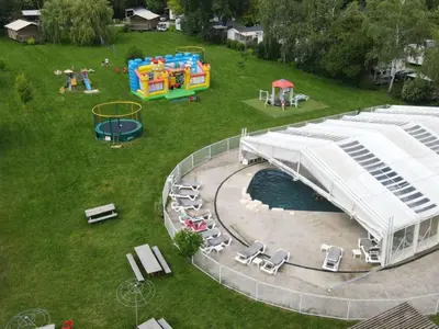 Piscine de l'établissement Mobil-home avec terrasse à Luynes - API-1-52-1072 ou située à proximité