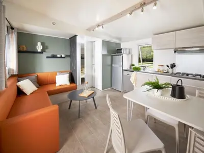 Cuisine ou kitchenette dans l'établissement Mobil-home confortable avec terrasse - API-1-52-1100