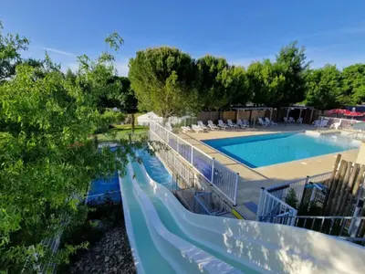 Piscine de l'établissement Chalet Charmant pour 4 avec Terrasse - API-1-52-1133 ou située à proximité