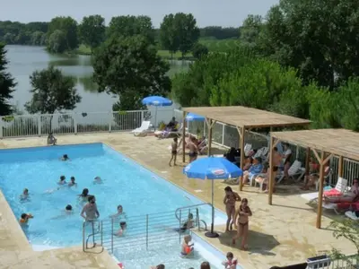 Piscine de l'établissement Chalet Charmant pour 4 avec Terrasse - API-1-52-1133 ou située à proximité