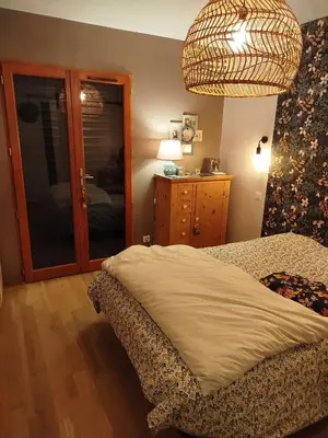Un ou plusieurs lits dans un hébergement de l'établissement Grande chambre cosy avec salle de bain proche centre ville Le Mans
