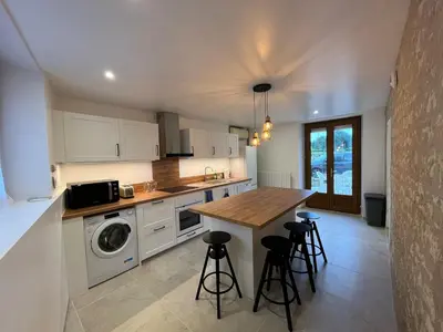 Cuisine ou kitchenette dans l'établissement Gite 18 couchages idéal pour réunion de Famille