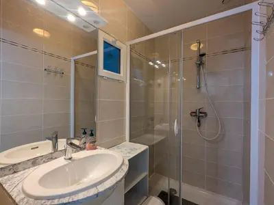 Salle de bains dans l'établissement Chambres d'hôtes Anne, Marie Davaillon, Chambre Cerise
