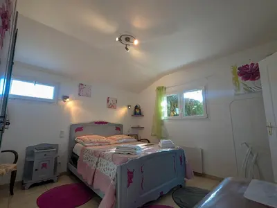 Un ou plusieurs lits dans un hébergement de l'établissement Chambres d'hôtes Anne, Marie Davaillon, Chambre Cerise