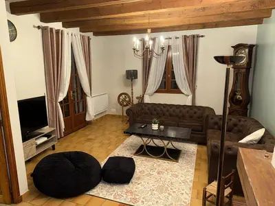 Télévision ou salle de divertissement dans l'établissement Grande Maison élégante à Vendome