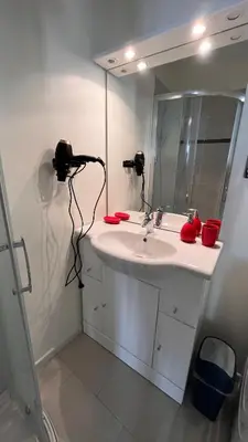 Salle de bains dans l'établissement Le Léonard 100 m Château d'Amboise-4p- 3 étoiles