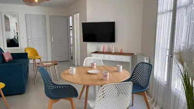 Télévision ou salle de divertissement dans l'établissement Le Léonard 100 m Château d'Amboise-4p- 3 étoiles