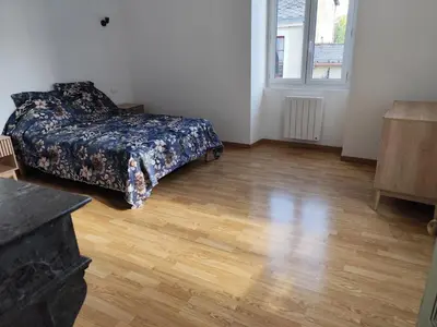 Un ou plusieurs lits dans un hébergement de l'établissement Maison 2 chambres au coeur de Noyen