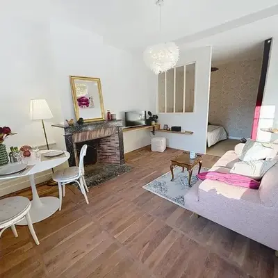 Le Pretty - T2 rénové vue château avec parking
