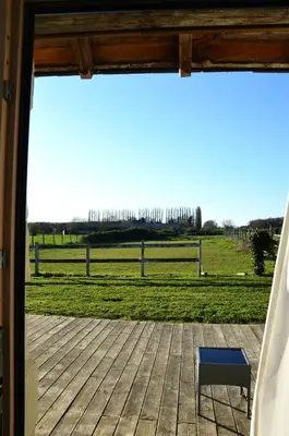 Balcon ou terrasse dans l'établissement Tiny house gite la Poitevinière, terrasse, barbecue, proche Saumur et Loire