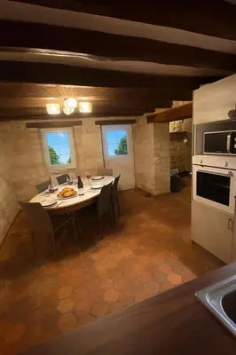 Cuisine ou kitchenette dans l'établissement Maison de campagne 6 personnes La bergerie des vignes