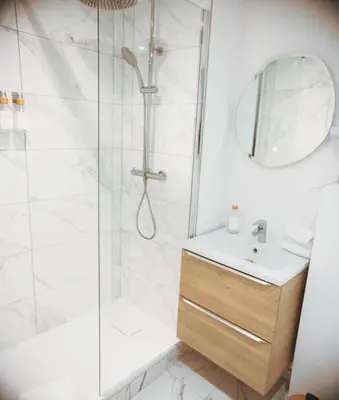 Salle de bains dans l'établissement Appartement cosy avec vue dégagée, Centre du Mans