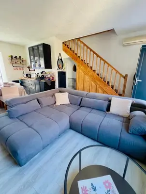 Coin salon dans l'établissement Maison Cosy avec Véranda vue sur la Loire, jardin et parking gratuit