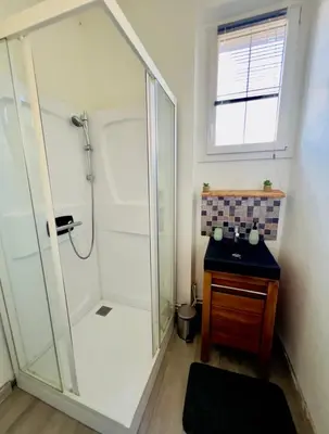 Salle de bains dans l'établissement Maison Cosy avec Véranda vue sur la Loire, jardin et parking gratuit