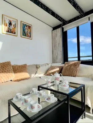 Coin salon dans l'établissement Maison Cosy avec Véranda vue sur la Loire, jardin et parking gratuit